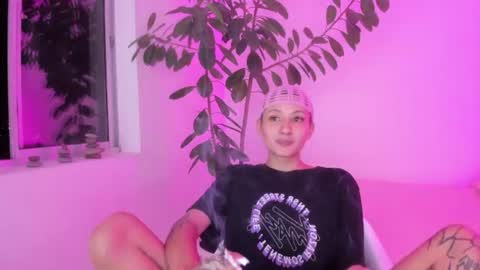 Snapshot of vandalovee chatting on July 2, 2026, 3:23 am Babi Alu online show from July 2, 2026, 3:23 am