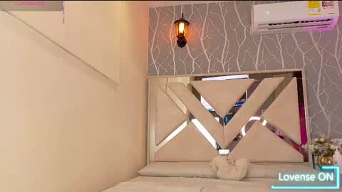 Snapshot of vanessa_guzman1 chatting on October 28, 2025, 12:19 pm online show from October 28, 2025, 12:19 pm