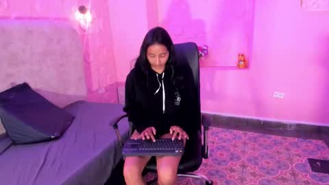 Snapshot of vanessa_lara_ chatting on March 7, 2026, 12:46 pm Vanessa online show from March 7, 2026, 12:46 pm