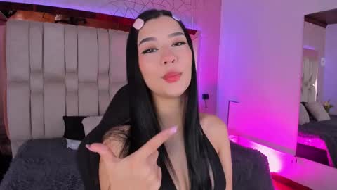 vanessaduval online show from November 11, 2025, 4:01 am