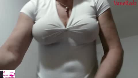 Snapshot of vanessared2 chatting on February 19, 2025, 11:36 pm Vanesared2 online show from February 19, 2025, 11:36 pm