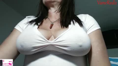 Snapshot of vanessared2 chatting on October 8, 2025, 12:41 am Vanesared2 online show from October 8, 2025, 12:41 am