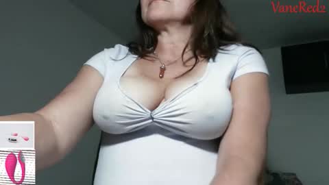 Snapshot of vanessared2 chatting on December 20, 2025, 1:02 am Vanesared2 online show from December 20, 2025, 1:02 am