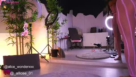 Snapshot of vanessasimon chatting on March 6, 2025, 6:19 am Vanessa Simon online show from March 6, 2025, 6:19 am