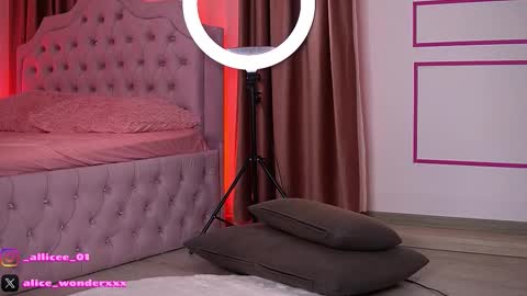 Vanessa Simon online show from November 12, 2025, 6:47 am