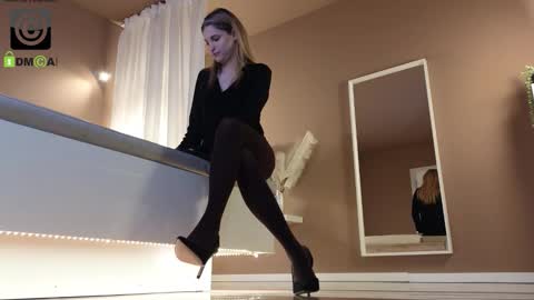 Snapshot of vanilla_whispers chatting on January 7, 2026, 8:33 pm Laura online show from January 7, 2026, 8:33 pm