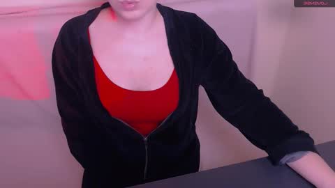 Mia online show from November 29, 2025, 8:17 am