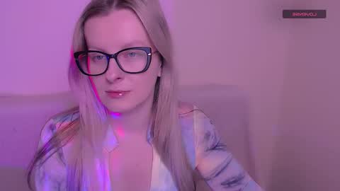 Mia online show from December 15, 2025, 7:01 am