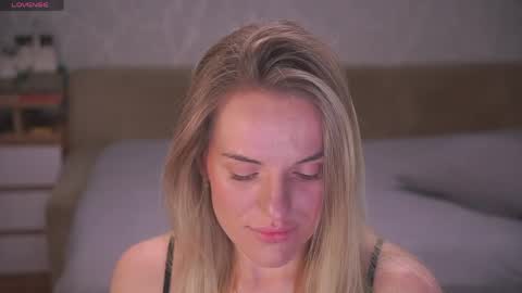 Snapshot of vanille_mystery chatting on April 7, 2026, 9:48 pm Sophie online show from April 7, 2026, 9:48 pm