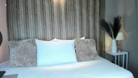 V A N N E S A   online show from October 24, 2025, 11:39 am