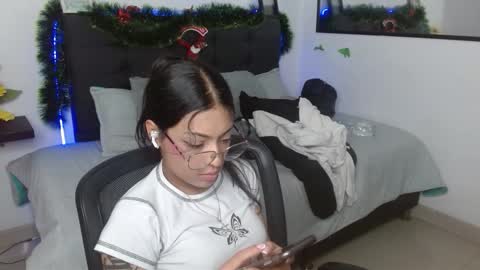 Snapshot of vannesweet_ chatting on December 21, 2025, 8:38 pm vane online show from December 21, 2025, 8:38 pm