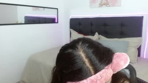 Snapshot of vannesweet_ chatting on April 18, 2026, 7:58 pm vane online show from April 18, 2026, 7:58 pm