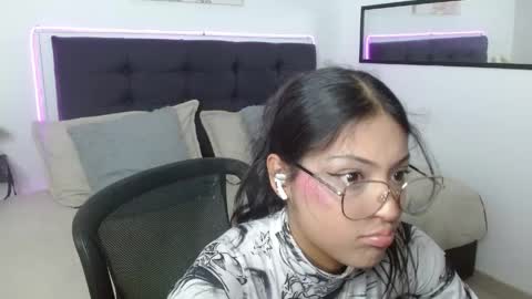 Snapshot of vannesweet_ chatting on May 14, 2026, 8:15 pm vane online show from May 14, 2026, 8:15 pm