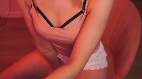Snapshot of variety_moments chatting on December 2, 2024, 3:58 am Heeeeey Im Hanna the art of tease online show from December 2, 2024, 3:58 am
