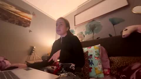 vaua089 online show from November 24, 2025, 2:33 am