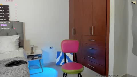 Snapshot of vayolet___ chatting on November 12, 2025, 8:19 pm Hi Im Vayolet online show from November 12, 2025, 8:19 pm