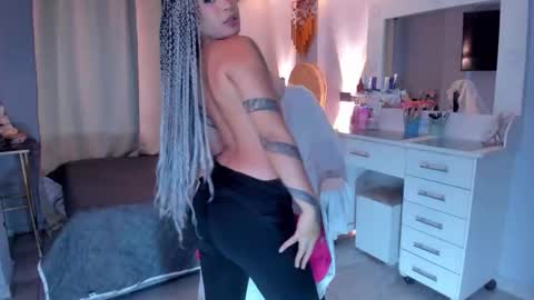 Snapshot of vayolett_bass chatting on January 17, 2026, 5:23 am Vayolett Bass online show from January 17, 2026, 5:23 am