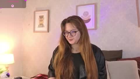 Vee Simons online show from November 21, 2025, 8:18 pm