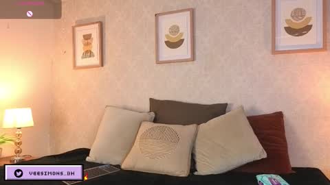 Vee Simons online show from February 24, 2026, 8:18 pm