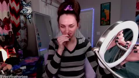 Snapshot of veeweatherbee chatting on December 21, 2025, 4:41 am Violet Weatherbee online show from December 21, 2025, 4:41 am