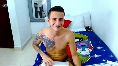 velk_hot1 online show from November 11, 2025, 9:04 pm