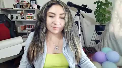 Snapshot of vellarossa chatting on October 23, 2025, 10:08 pm Im VelaI will be Christmas and New Year with my family December 22 to January 13 I will miss you guys. online show from October 23, 2025, 10:08 pm