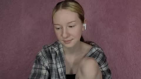 Snapshot of velunee chatting on May 12, 2026, 7:33 pm Sophie online show from May 12, 2026, 7:33 pm