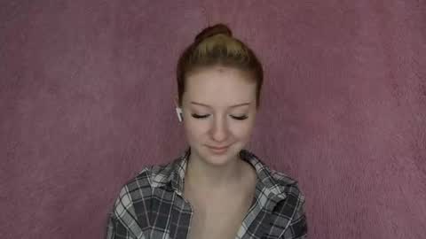 Snapshot of velunee chatting on May 21, 2026, 7:10 pm Sophie online show from May 21, 2026, 7:10 pm