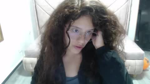 Snapshot of velvet_moon_v chatting on October 28, 2025, 1:36 pm velvet_moon_v online show from October 28, 2025, 1:36 pm