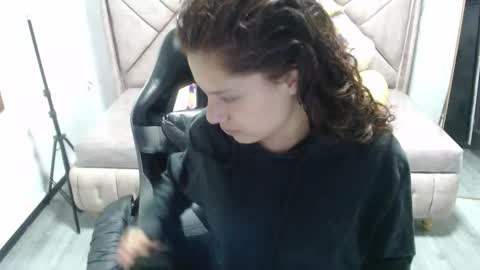 Snapshot of velvet_moon_v chatting on November 12, 2025, 12:27 pm velvet_moon_v online show from November 12, 2025, 12:27 pm