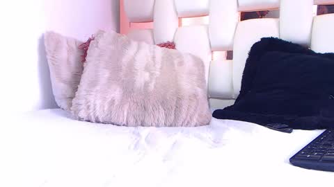 Venus online show from December 13, 2025, 7:53 pm