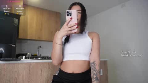 vero_cam online show from December 19, 2025, 2:18 am