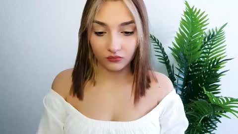 Snapshot of veryveryshygirl chatting on February 19, 2026, 1:29 pm Ana online show from February 19, 2026, 1:29 pm