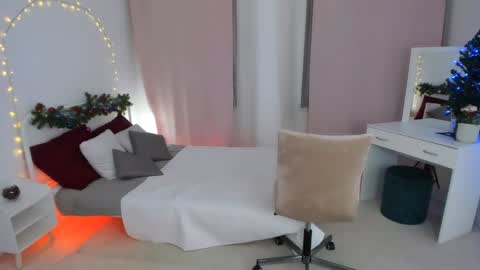 Camilla online show from December 23, 2024, 8:03 pm