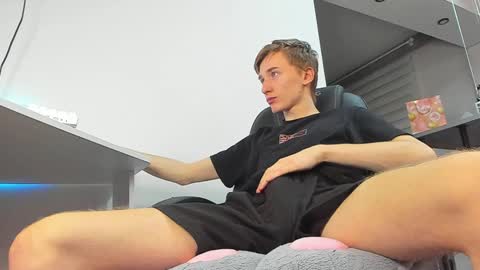 vibemygirl online show from February 4, 2025, 1:27 pm