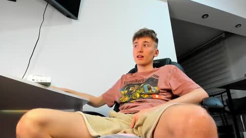 vibemygirl online show from February 26, 2025, 4:03 pm