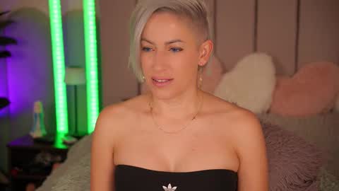 vickysecret96 online show from November 9, 2025, 6:17 pm