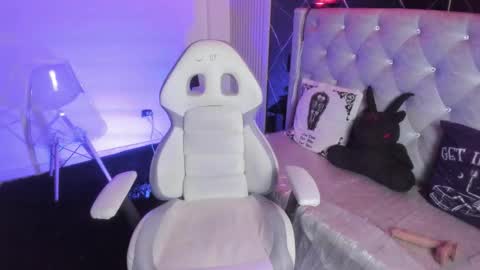 victoria_floyd1 online show from November 29, 2025, 8:12 pm