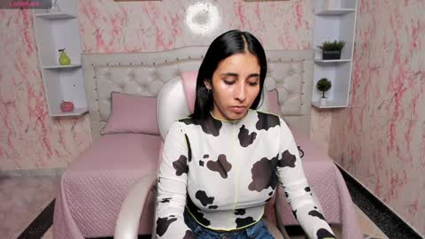 Snapshot of victoria_houston chatting on January 2, 2025, 7:18 pm Victoria Houston online show from January 2, 2025, 7:18 pm