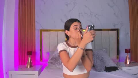  Victoria Lozano  online show from January 8, 2025, 12:15 pm