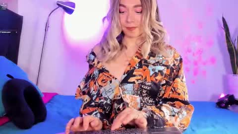 Snapshot of victoria_qq chatting on December 4, 2025, 12:09 am D A N I online show from December 4, 2025, 12:09 am