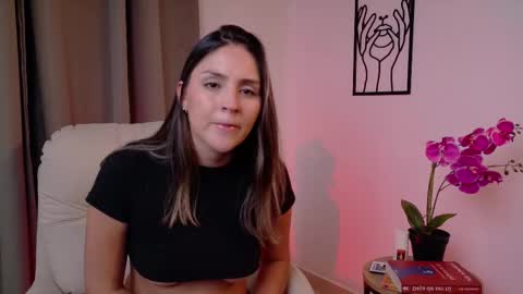 VictoriaNova online show from December 19, 2025, 8:27 pm