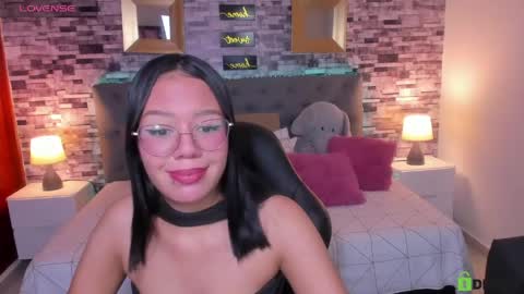 Snapshot of viiolet__moon chatting on April 21, 2026, 7:39 pm Violet online show from April 21, 2026, 7:39 pm