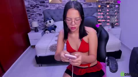 Snapshot of viiolet__moon chatting on April 27, 2026, 8:18 pm Violet online show from April 27, 2026, 8:18 pm