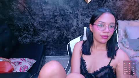 Snapshot of viiolet__moon chatting on May 5, 2026, 9:45 pm Violet online show from May 5, 2026, 9:45 pm