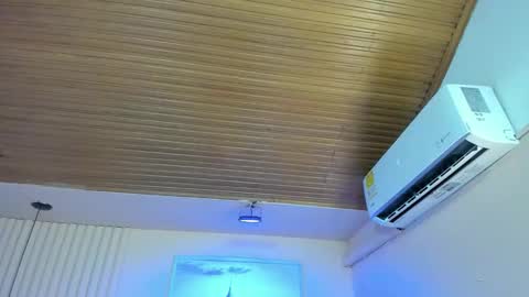 Snapshot of viiolett_lee chatting on October 19, 2025, 7:25 pm Viiolett online show from October 19, 2025, 7:25 pm