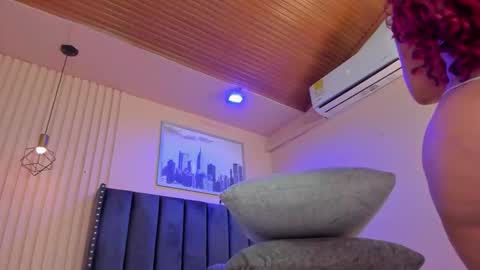 Snapshot of viiolett_lee chatting on December 17, 2025, 7:53 pm Viiolett online show from December 17, 2025, 7:53 pm