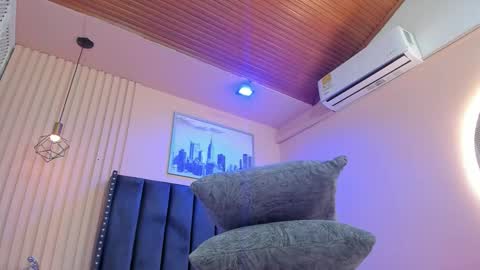 Snapshot of viiolett_lee chatting on January 13, 2026, 8:25 pm Viiolett online show from January 13, 2026, 8:25 pm