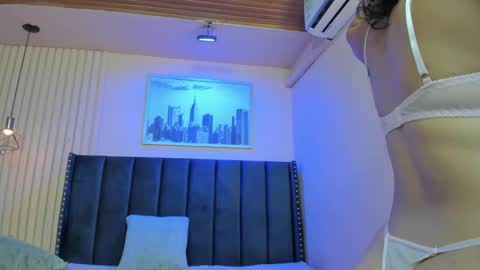 Snapshot of viiolett_lee chatting on February 15, 2026, 7:43 pm Viiolett online show from February 15, 2026, 7:43 pm