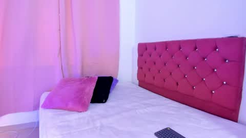 Snapshot of viiolett_lee_ chatting on May 8, 2026, 8:58 pm Violet online show from May 8, 2026, 8:58 pm